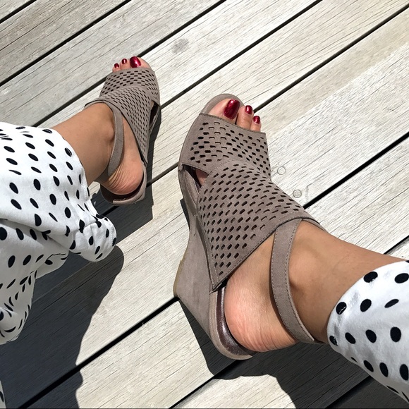 Steve Madden Shoes - STEVE MADDEN Taupe Grey Wedges 🐏